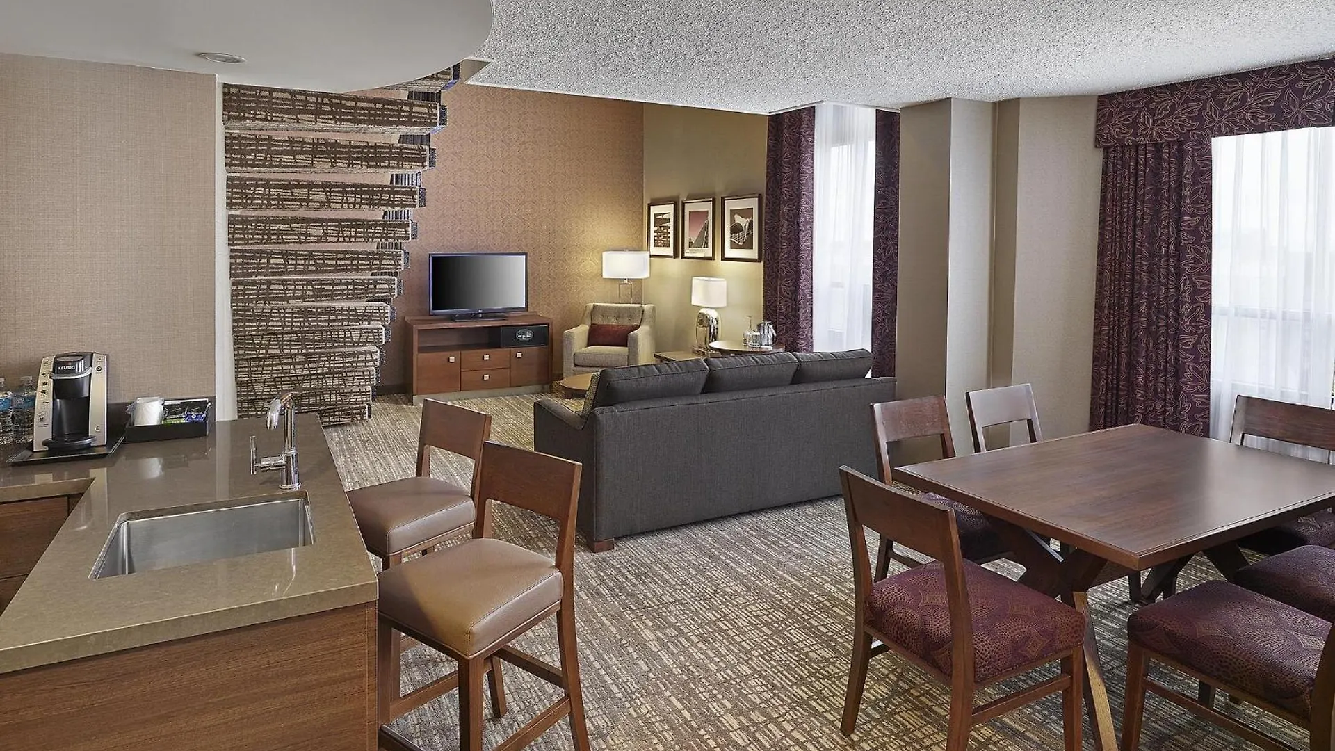 Doubletree By Hilton West Edmonton Hotel